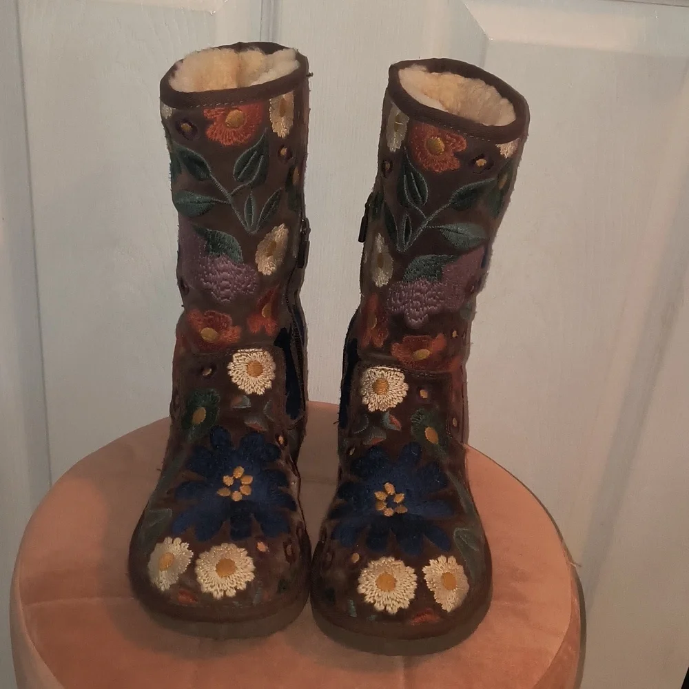 UGG Wahine Floral Embroidered Suede Boots Size 6 Rare Vintage Limited Edition